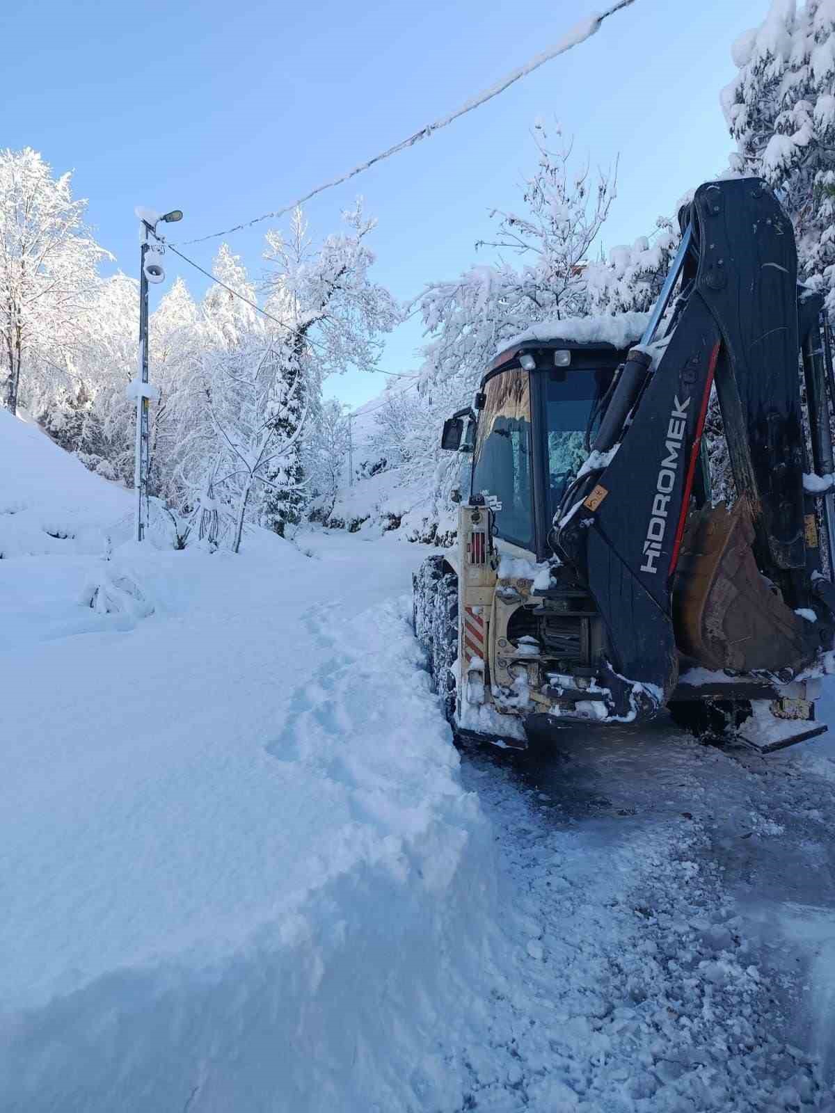 Rize’de 16 köy yolu kara teslim oldu