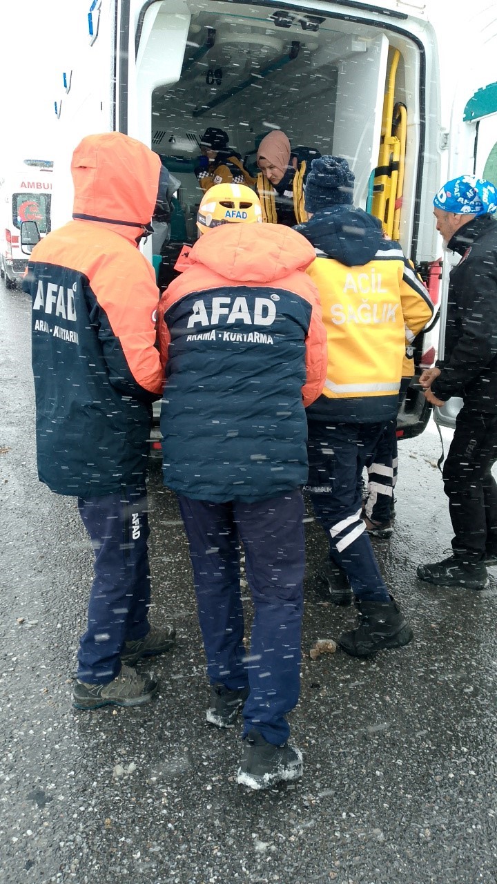 Cenaze taşıyan minib&uuml;s devrildi: 22 yaralı
