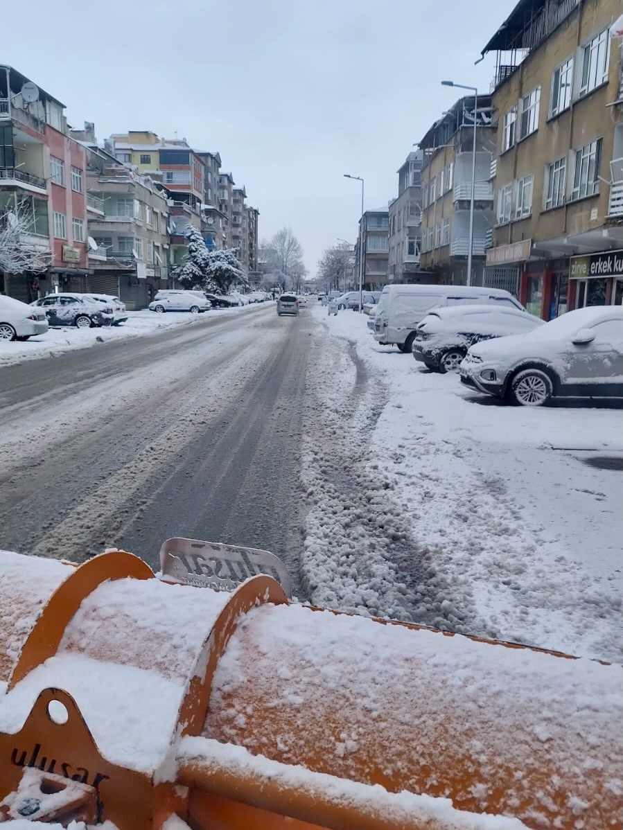 Başkan &Ccedil;olakbayrakdar: "Gece g&uuml;nd&uuml;z demeden merkez ve kırsalda kar temizliği devam ediyor"
