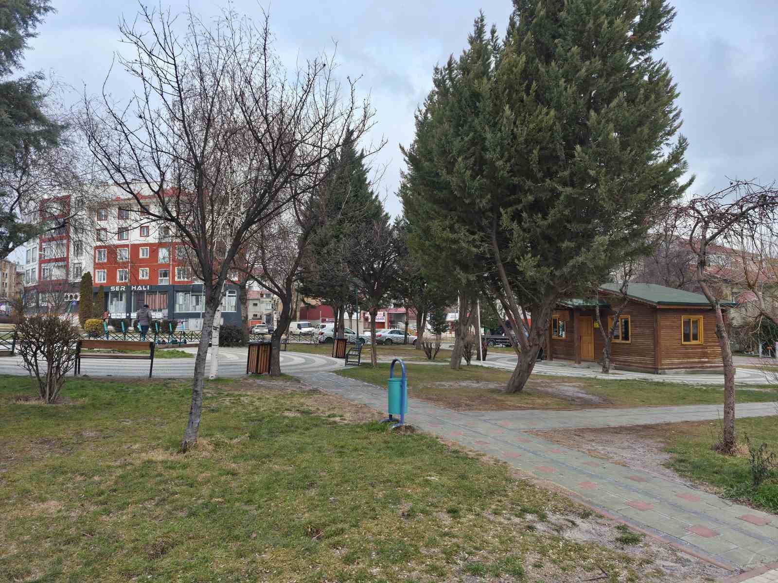 Salıncaklar boş kaldı, park sessizliğe b&uuml;r&uuml;nd&uuml;
