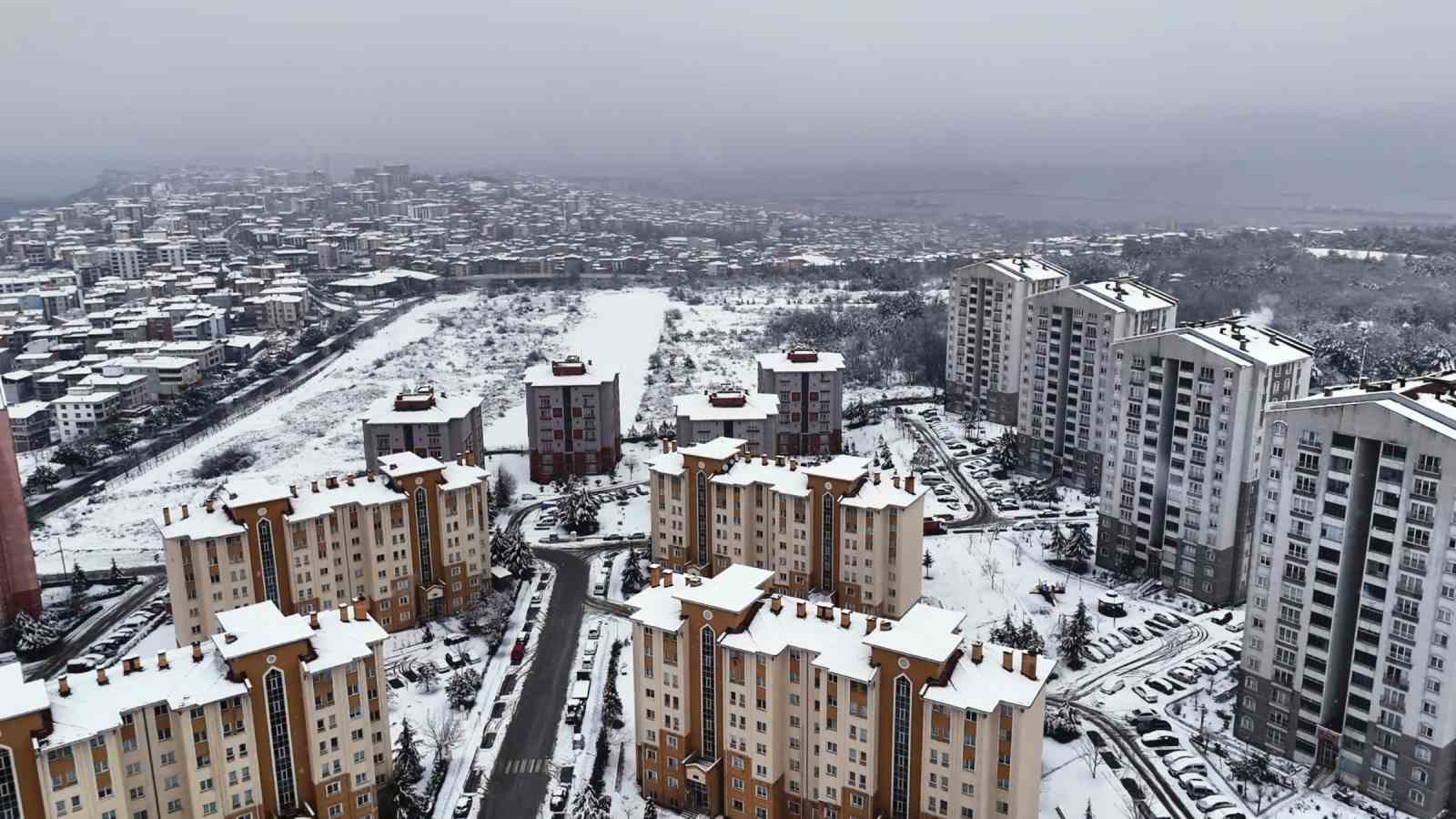 Samsun&rsquo;da karla m&uuml;cadele: 379 yol a&ccedil;ıldı, 14 yolun a&ccedil;ılması i&ccedil;in &ccedil;alışma s&uuml;r&uuml;yor
