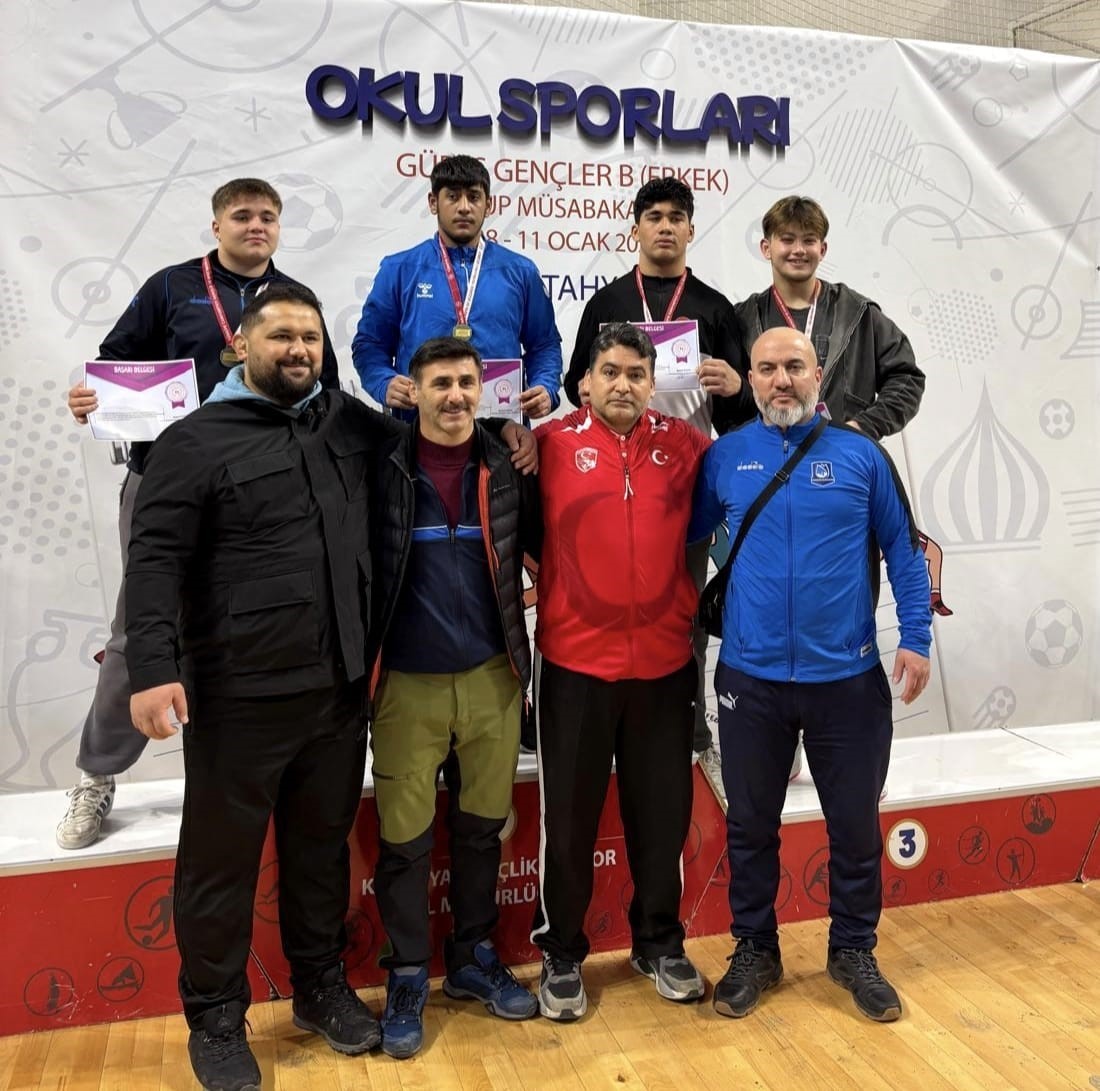 Yunusemre Belediyesporlu güreşçiler Kütahya’dan üç madalyayla döndü