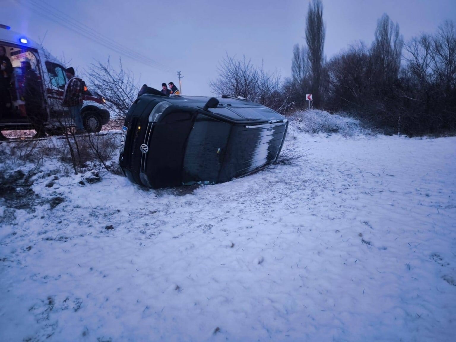 Buzlanan yolda kayan minibüs şarampole devrildi