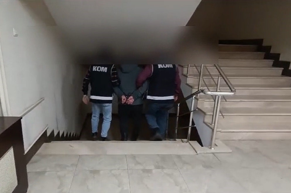 Ahırı, kaçak tütün deposuna çevirmiş
