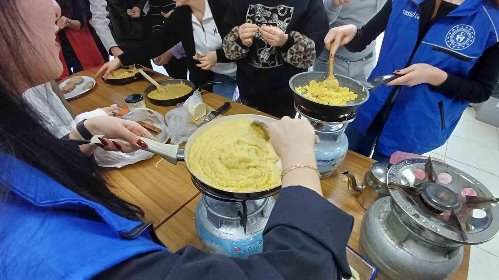 Y&ouml;resel lezzetler at&ouml;lyesinde kuymak keyfi
