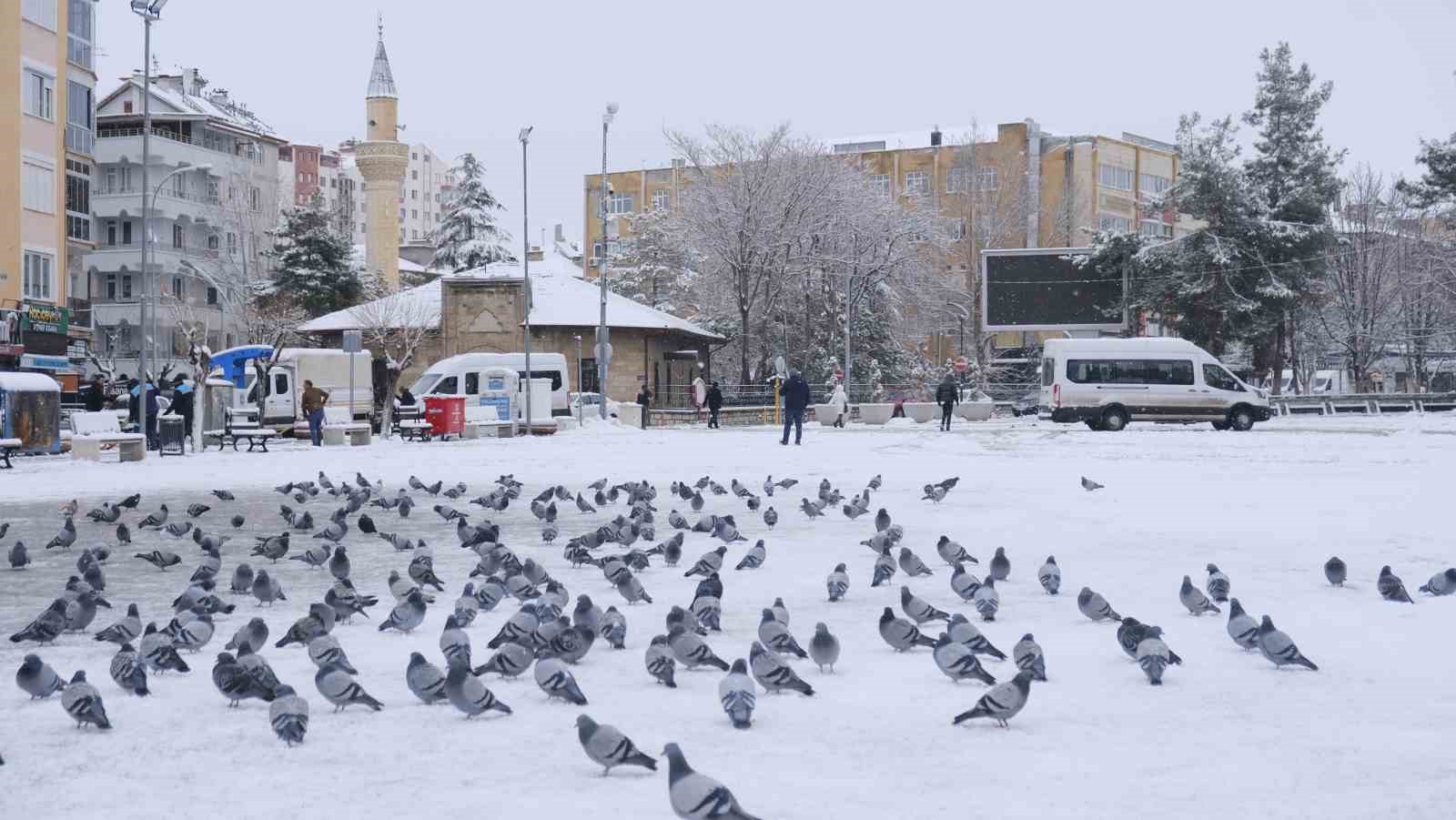 Karaman’da kar yağışı sevindirirken kartpostallık manzaralar oluştu