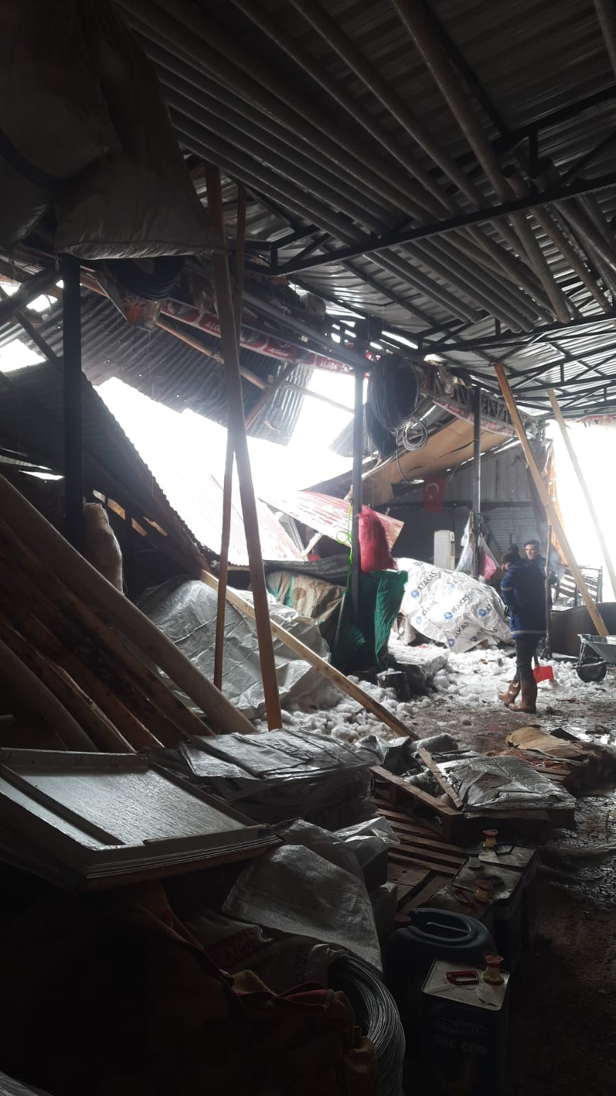 Elazığ&rsquo;da kar ve fırtına k&ouml;y&uuml;n tek marketini kullanılamaz hale getirdi
