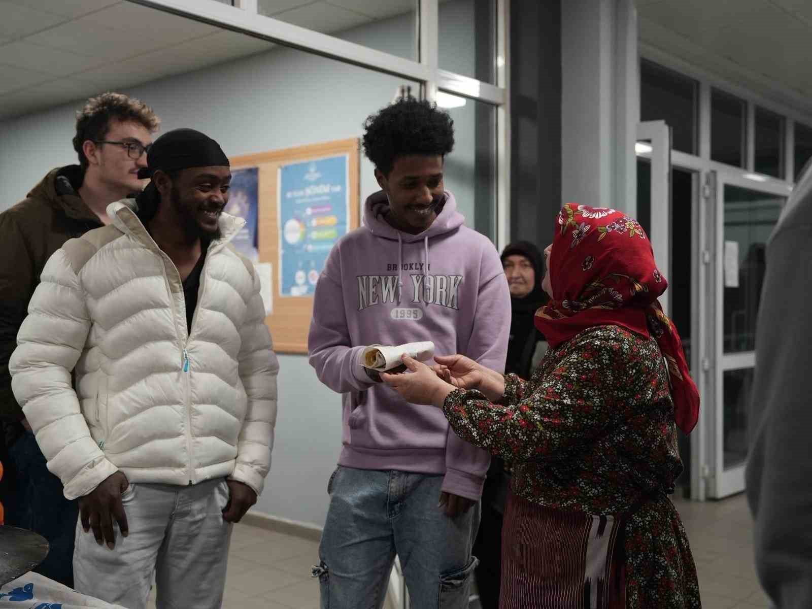 Üniversite öğrencilerine anne eli