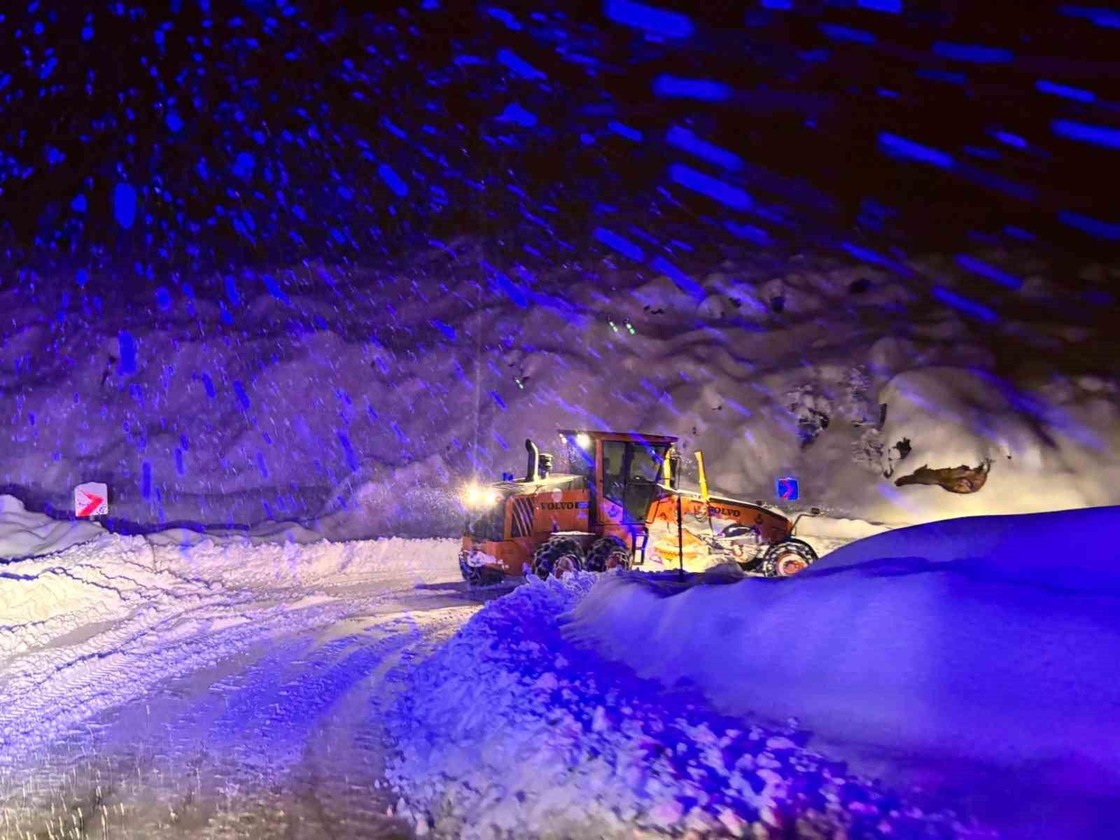 Tunceli’de karla mücadele gece-gündüz sürüyor