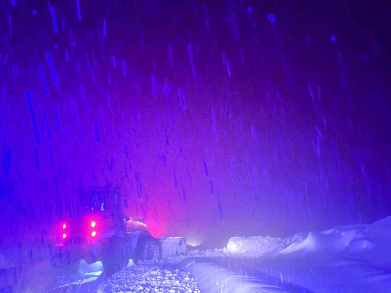 Tunceli&rsquo;de karla m&uuml;cadele gece-g&uuml;nd&uuml;z s&uuml;r&uuml;yor
