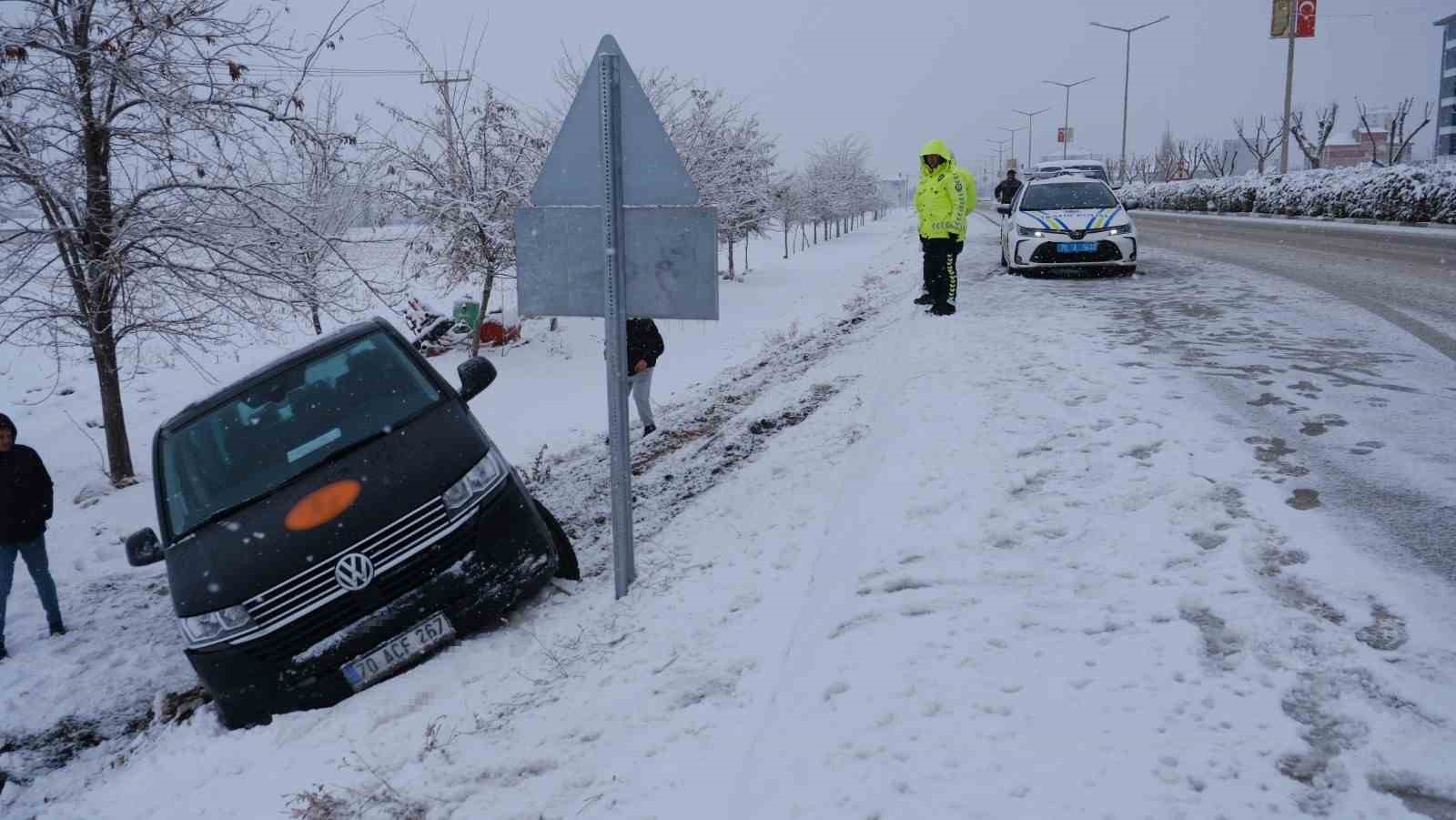 Karaman&rsquo;da karlı yolda kontrolden &ccedil;ıkan minib&uuml;s şarampole indi
