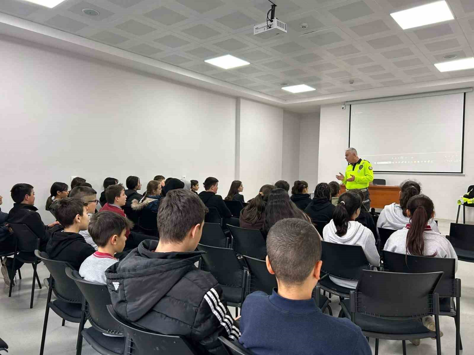 Eğirdir’de 135 öğrenciye trafik güvenliği eğitimi verildi