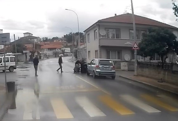 Otomobilin &ccedil;arptığı yaşlı kadın hayatını kaybetti
