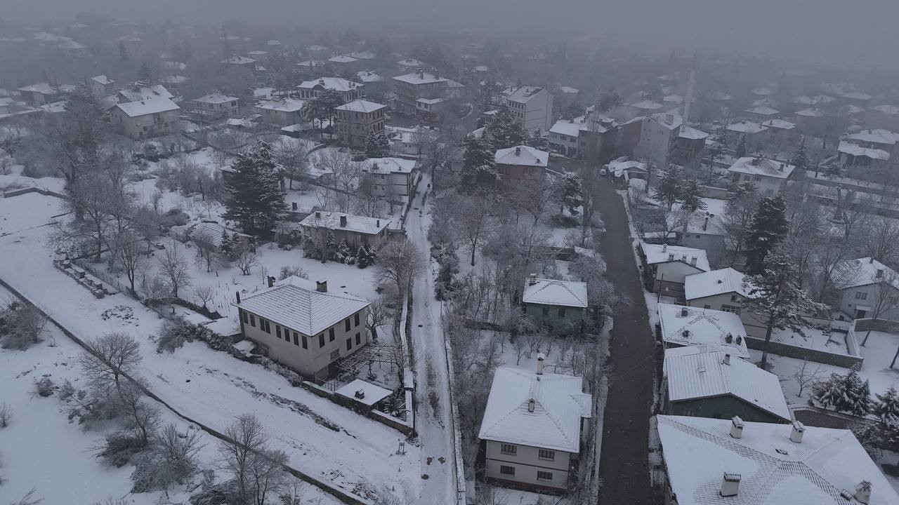 Safranbolu&rsquo;da kar yağışı tarihi konakları yeniden beyaza b&uuml;r&uuml;d&uuml;
