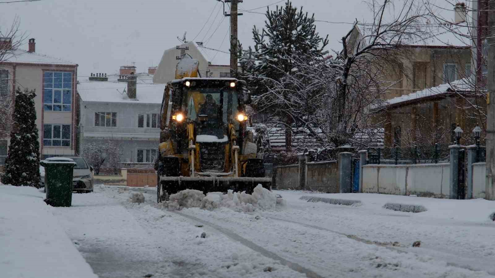 Erzincan&rsquo;da belediye ekipleri karla m&uuml;cadele &ccedil;alışmasını s&uuml;rd&uuml;r&uuml;yor
