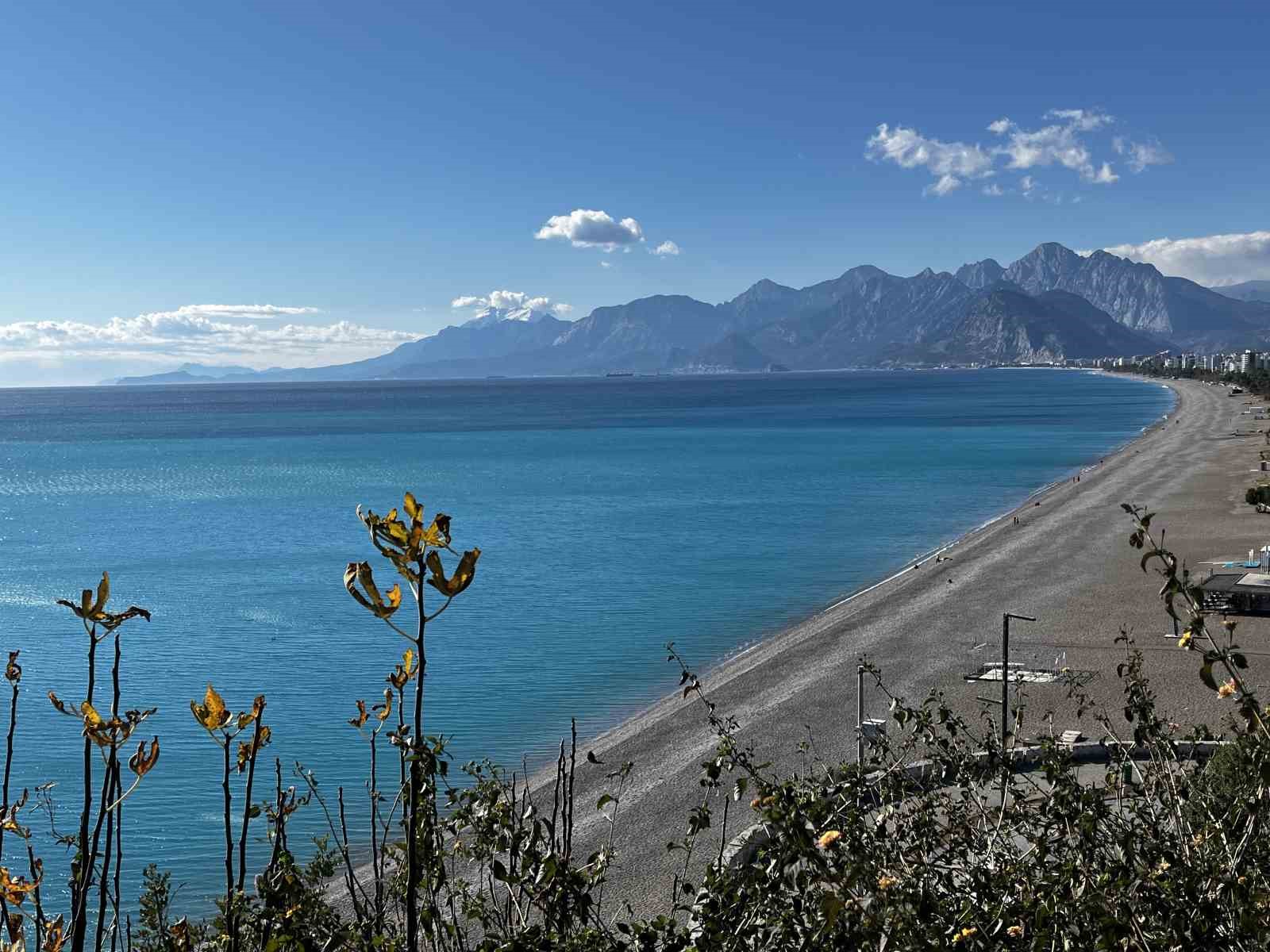 T&uuml;rkiye kar tatilindeyken Antalya&rsquo;da &ouml;ğrenciler deniz keyfi yaptı

