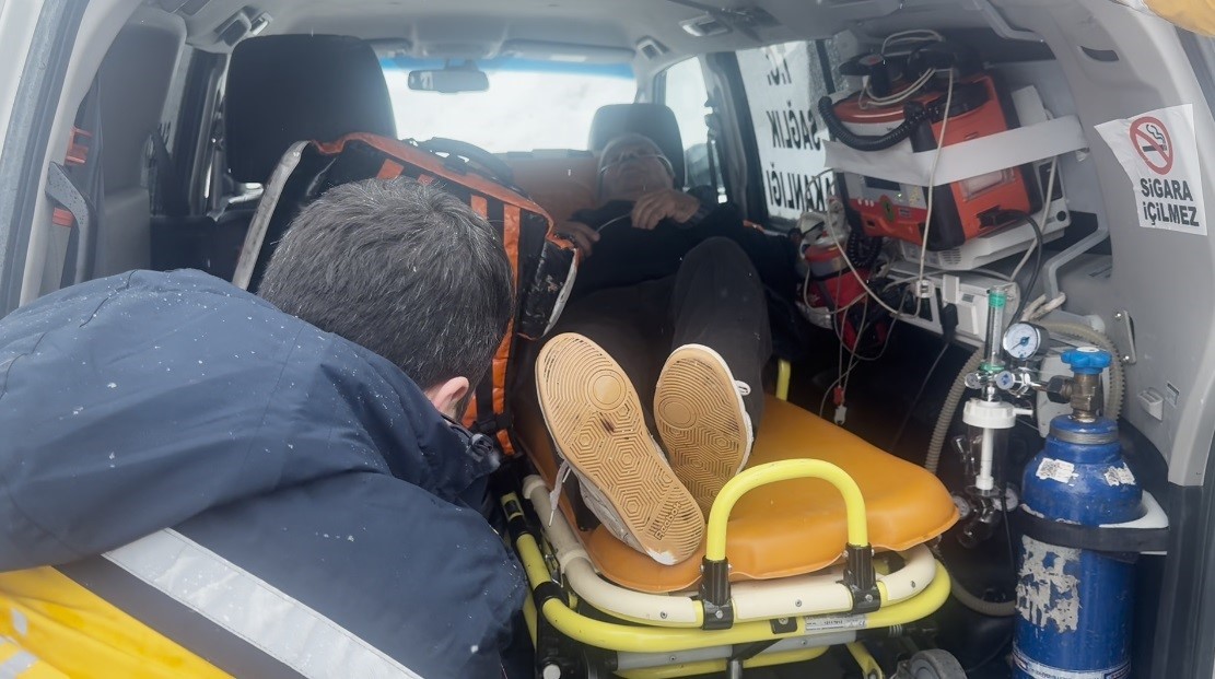 Kar kalınlığının 145 santimetreyi aştığı Ovacık&rsquo;ta hayat kurtaran m&uuml;dahale
