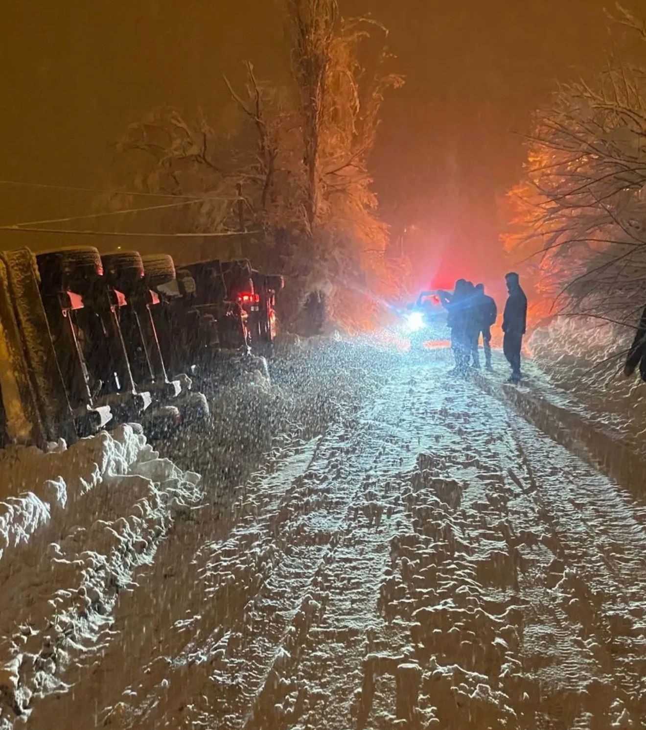 Karda kayan CNG tankeri devrildi