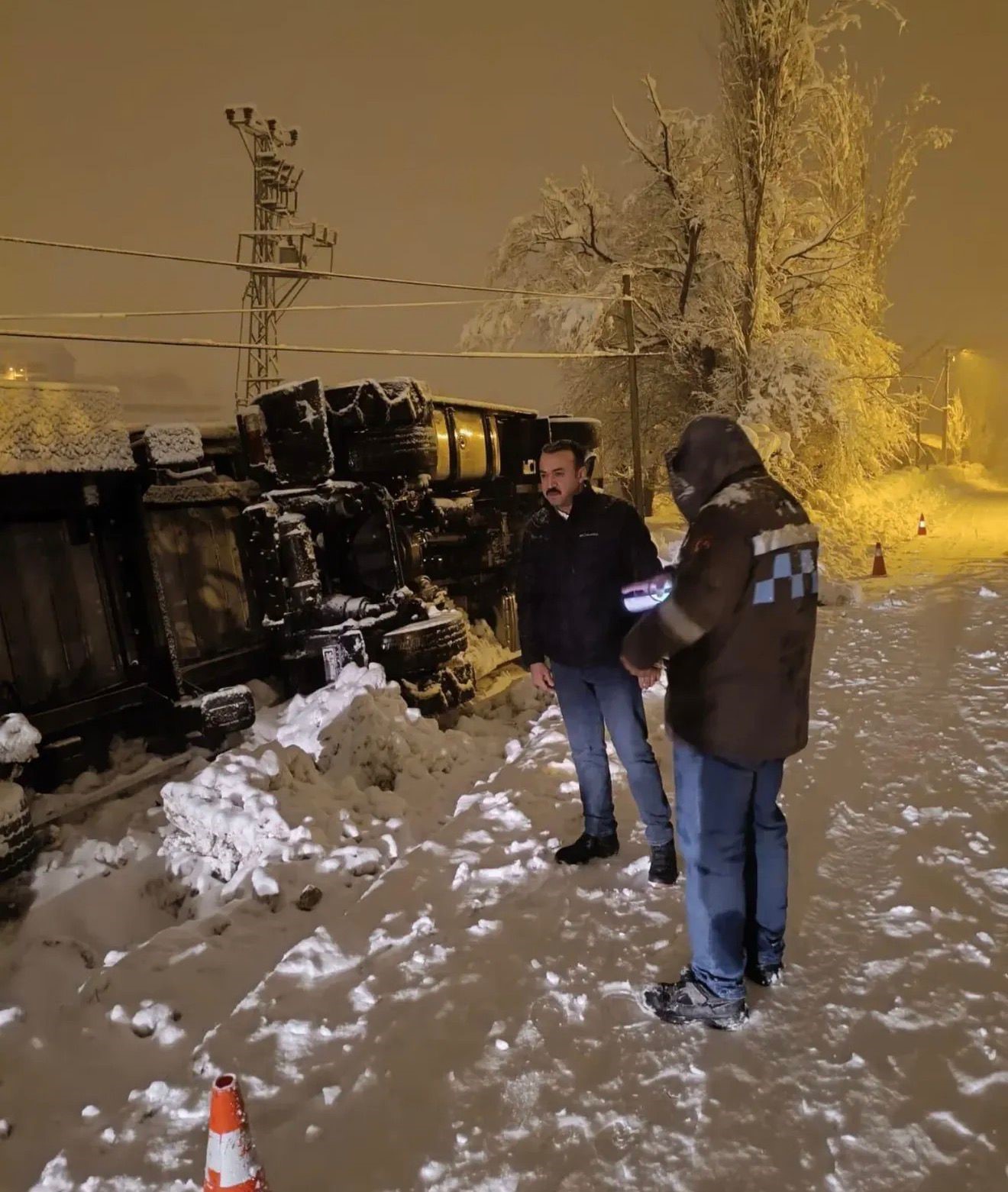 Karda kayan CNG tankeri devrildi