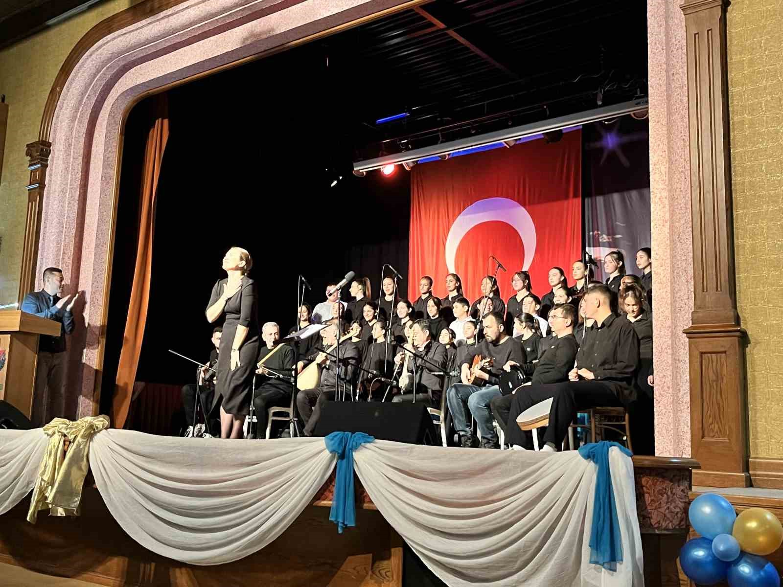 Bayındır&rsquo;da &ouml;ğrencilerden t&uuml;rk&uuml; ş&ouml;leni
