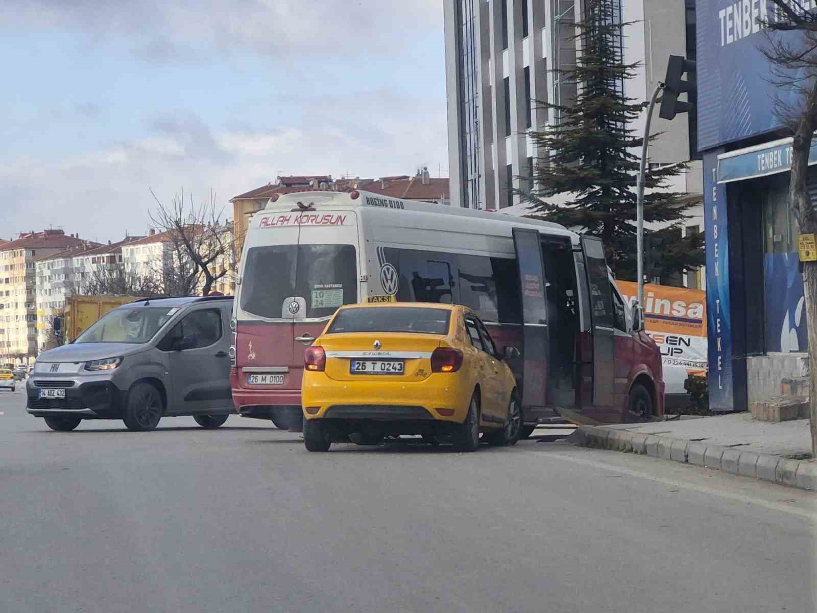 Taksi, dönüş yapan dolmuşa çarptı