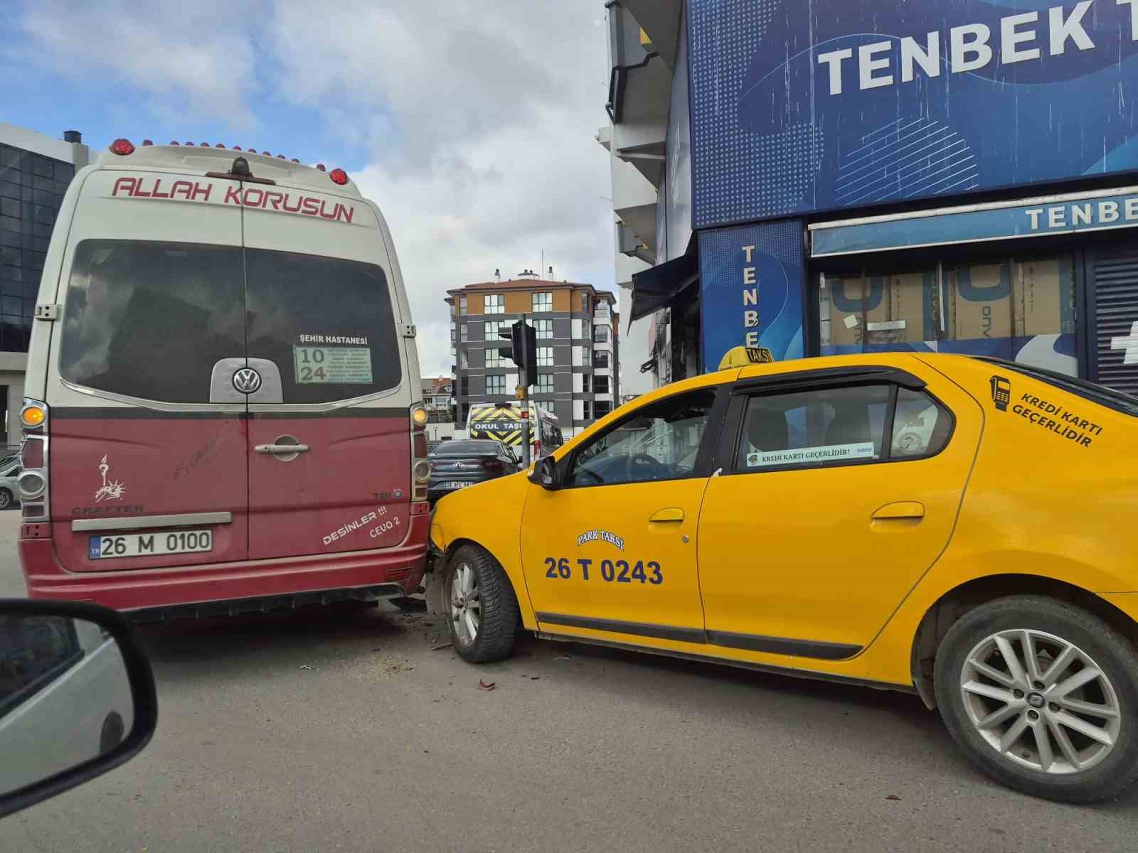 Taksi, d&ouml;n&uuml;ş yapan dolmuşa &ccedil;arptı
