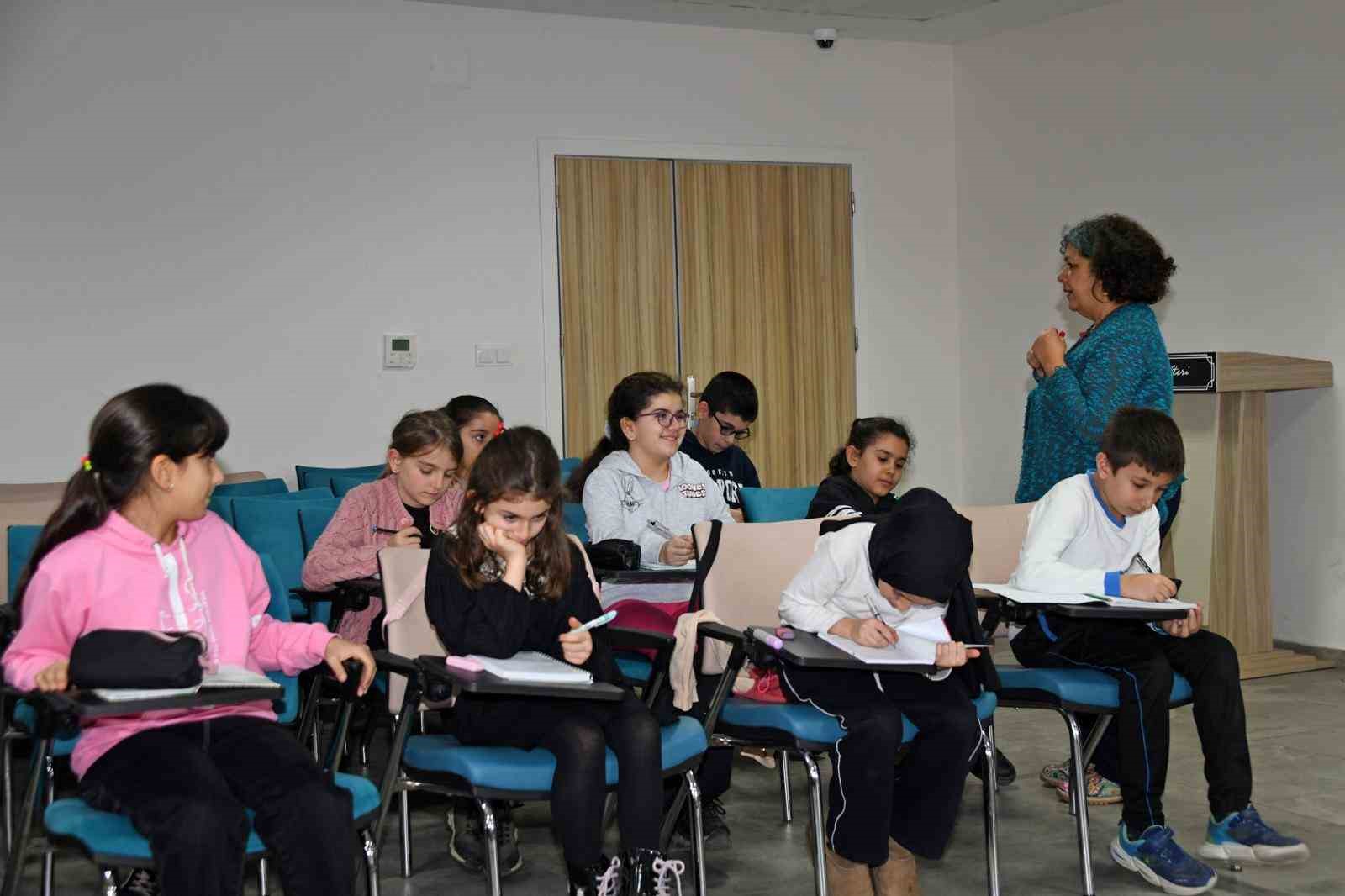 K&uuml;&ccedil;&uuml;k yazarlar kalemlerini ustalığa taşıyor
