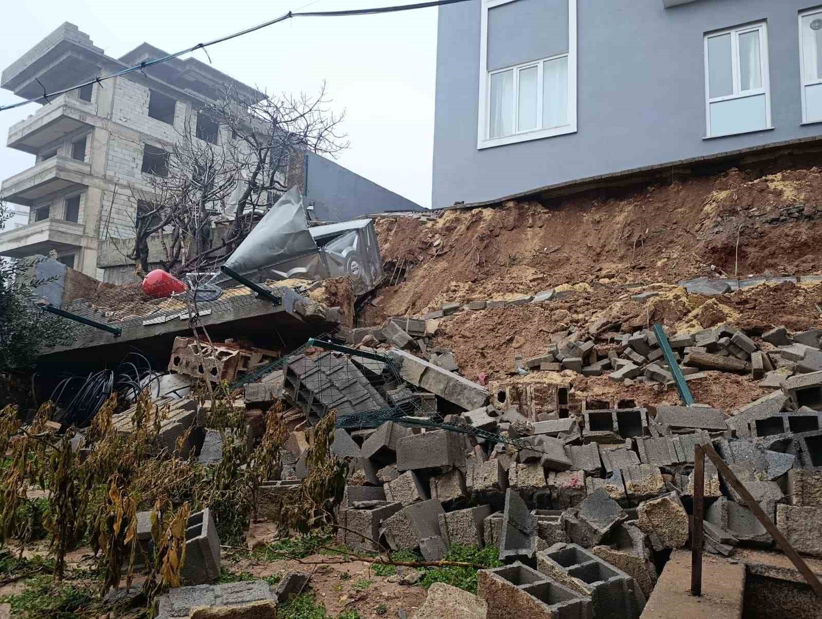 Ev sahibi, duvar çökmesini &rsquo;deprem&rsquo; zannetmiş