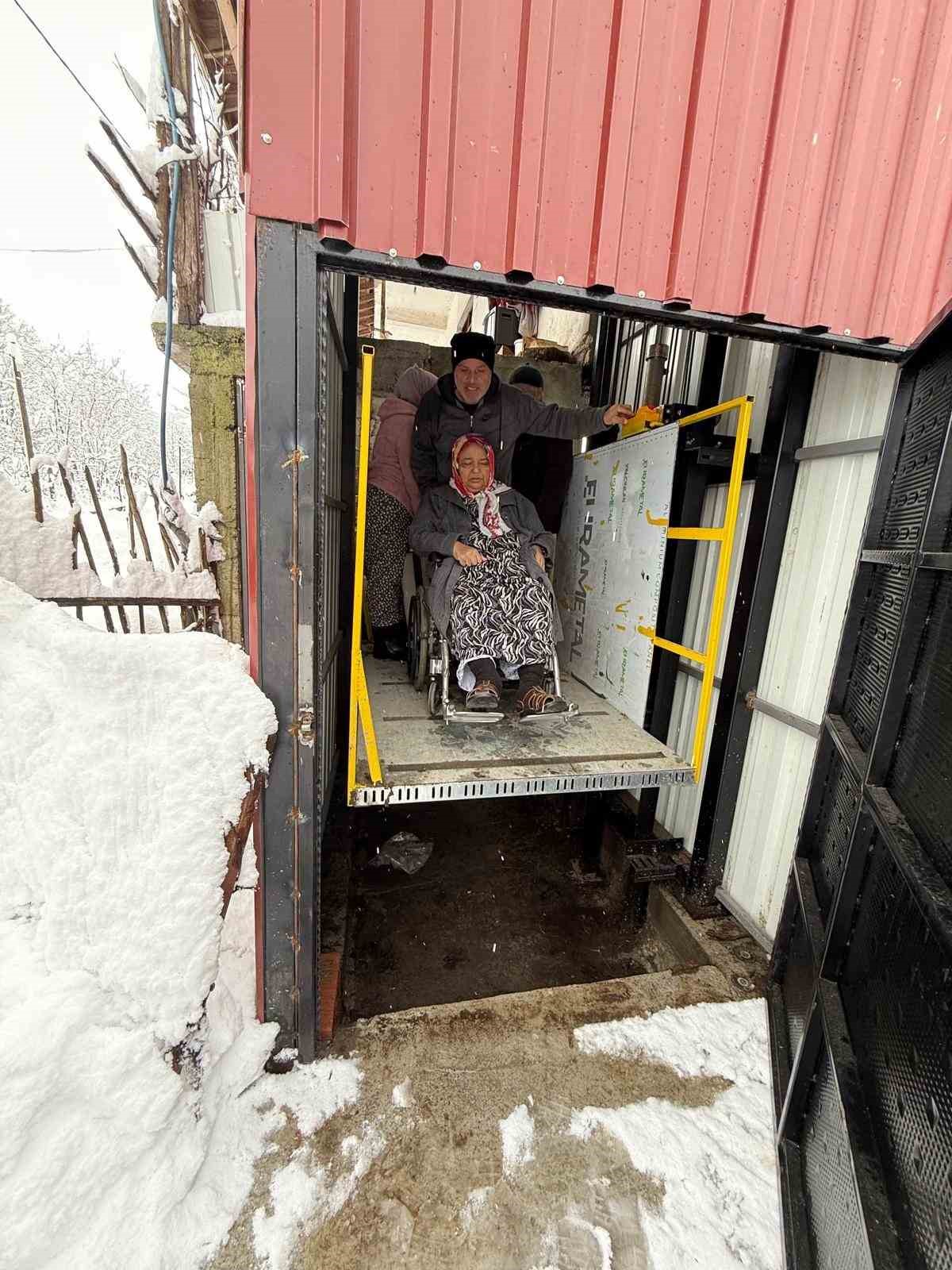 Kardan kapanan yolda diyaliz hastasının imdadına itfaiye yetişti
