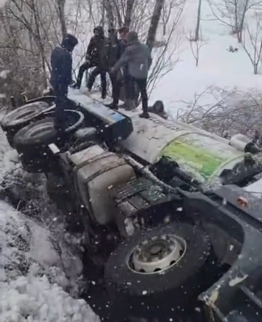 Kontrolden çıkan vidanjör şarampole devrildi