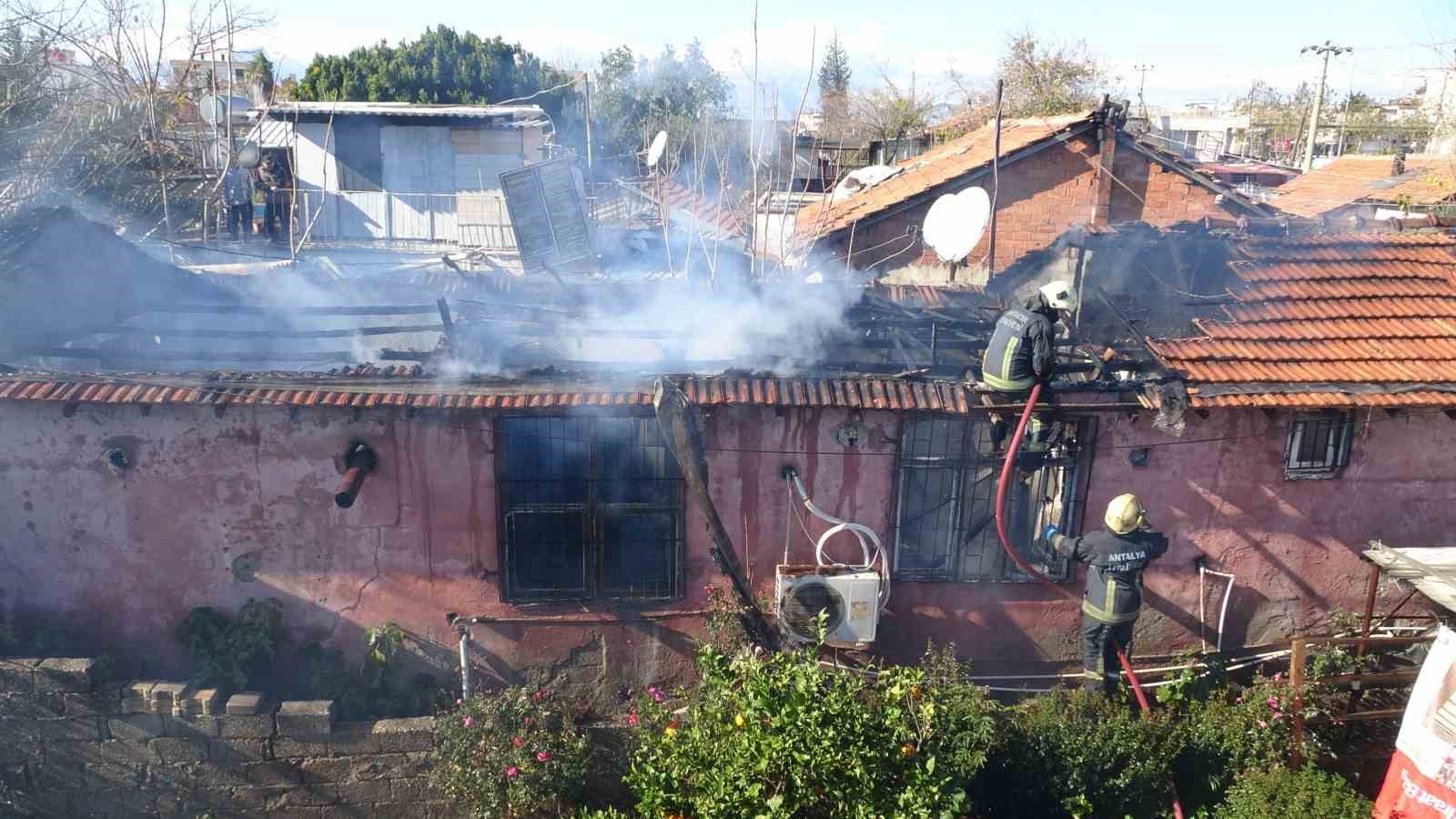 Evlerinin yanışını gözyaşları içinde izledi
