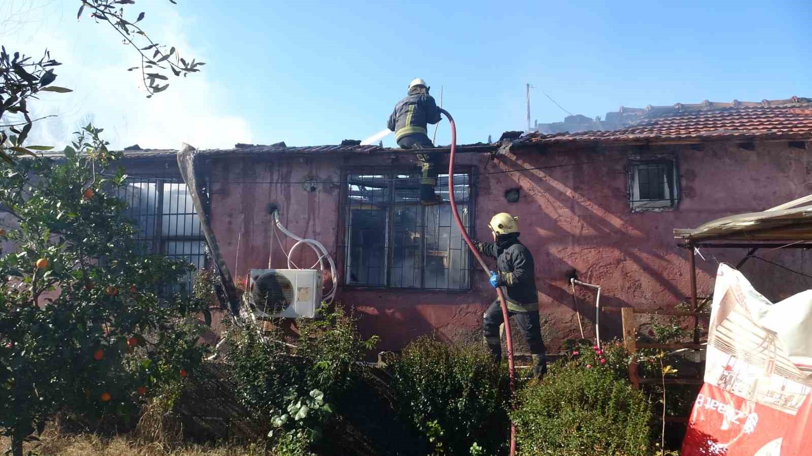 Evlerinin yanışını g&ouml;zyaşları i&ccedil;inde izledi
