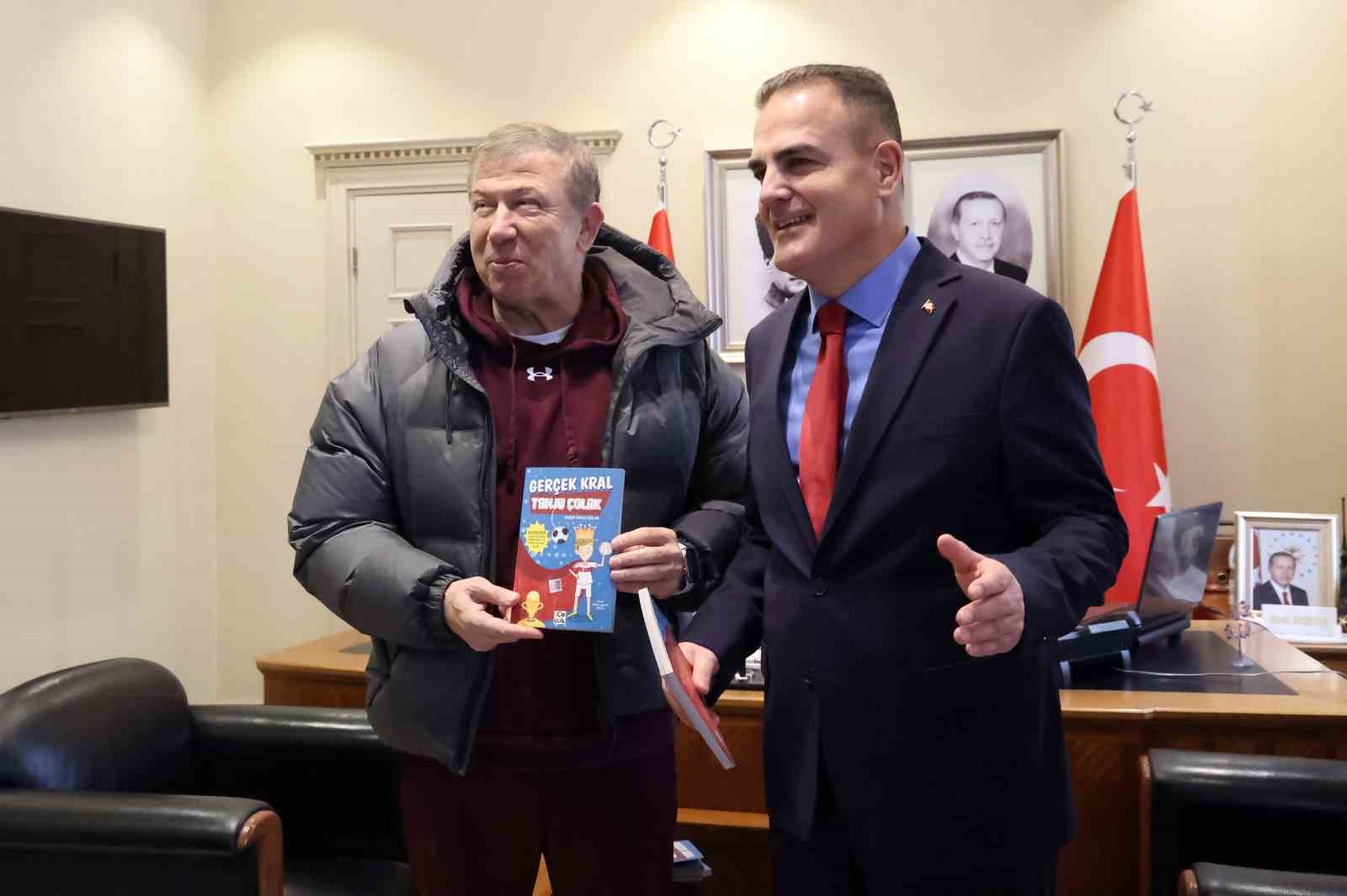 Futbolun efsane ismi Vali Akbıyık&rsquo;a &lsquo;Gerçek Kral Tanju Çolak&rsquo; kitabını hediye etti