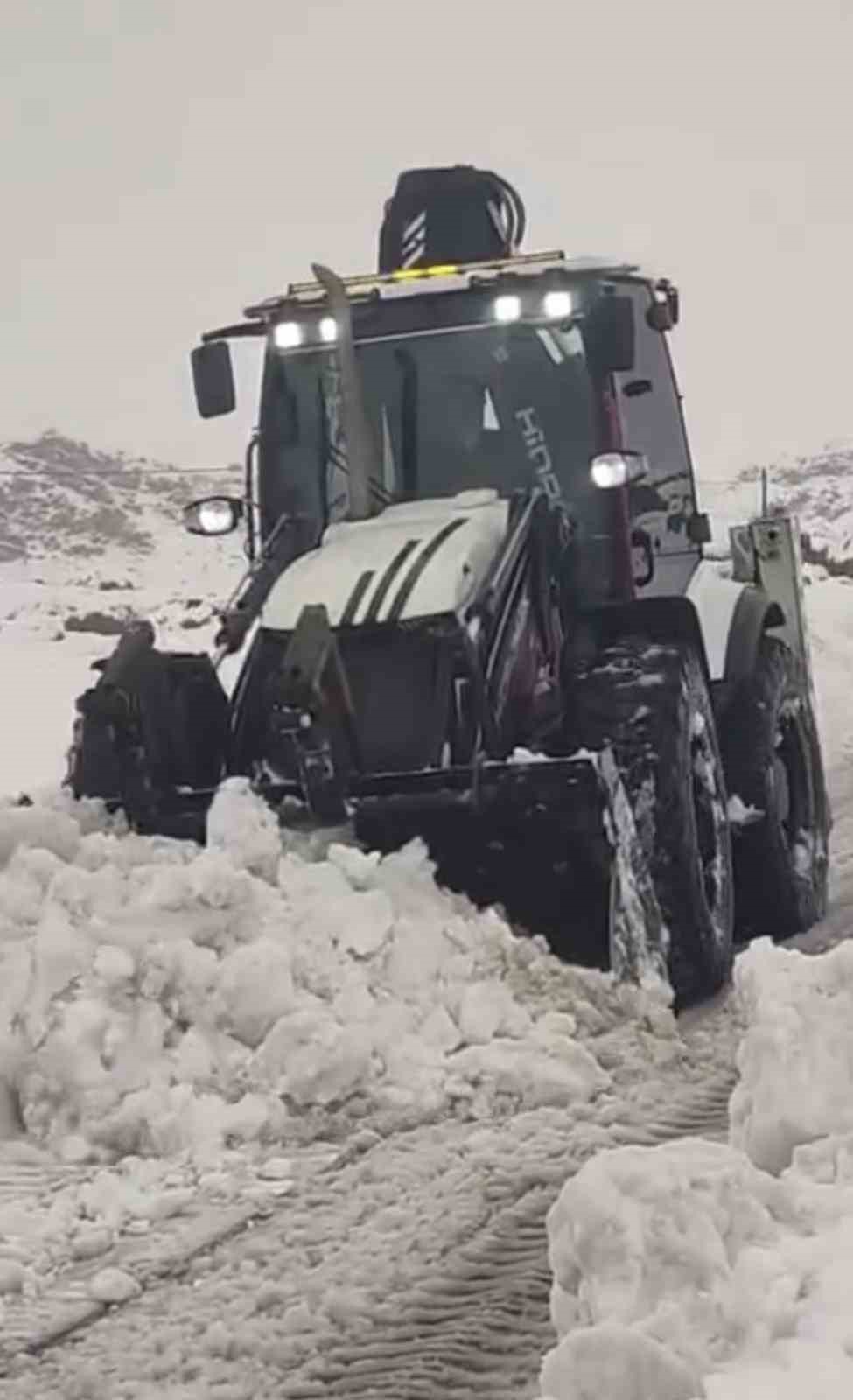 Çermik’te kardan dolayı kapanan mahalle yolları ulaşıma açıldı