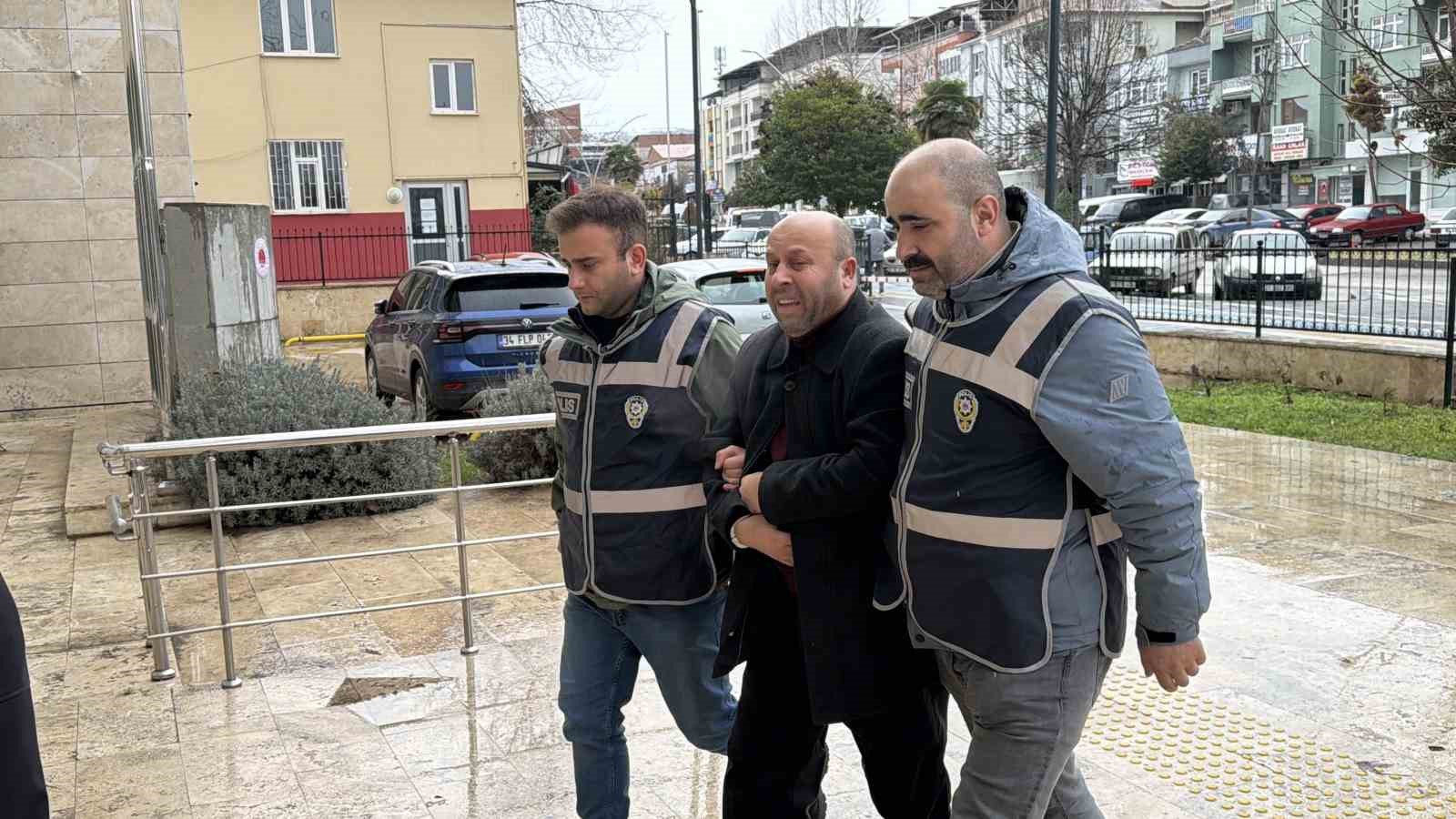 Otomobiliyle kaçak göçmen taşıyan sürücü tutuklandı