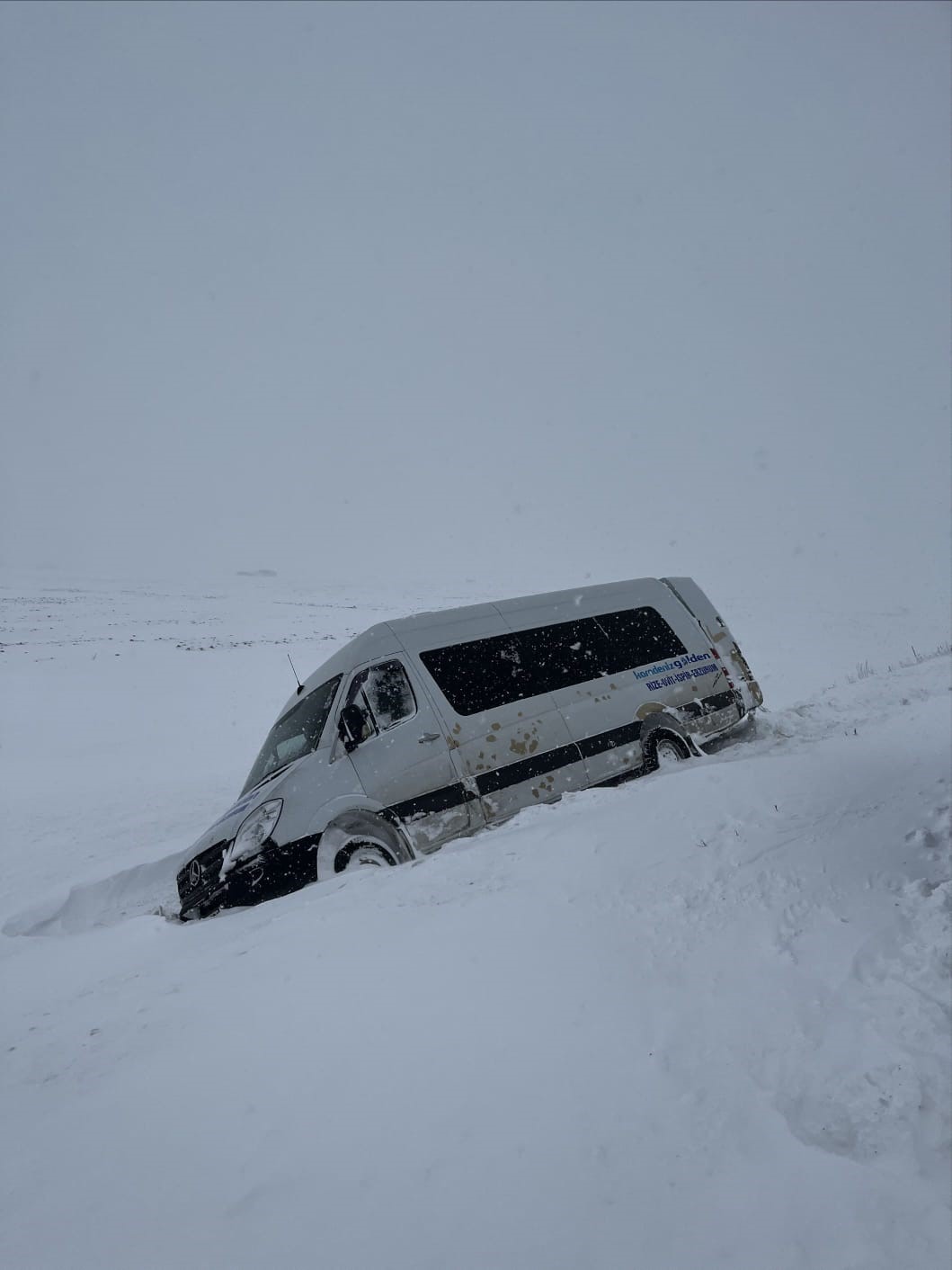 Kara saplanan minibüsteki yolcuları jandarma kurtardı