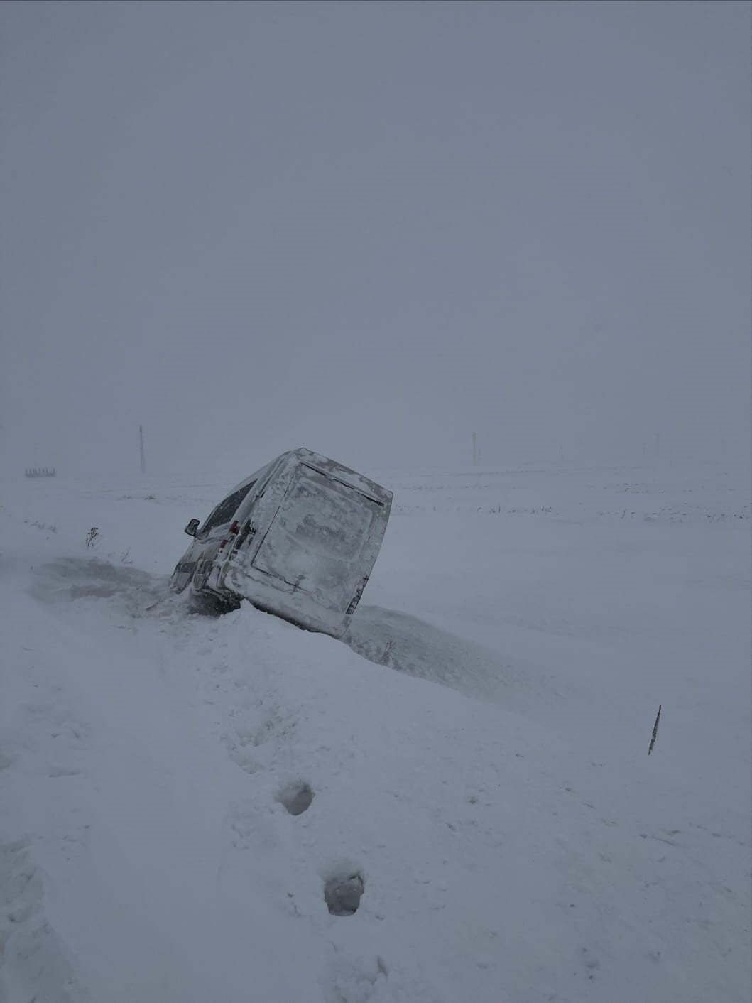 Kara saplanan minib&uuml;steki yolcuları jandarma kurtardı
