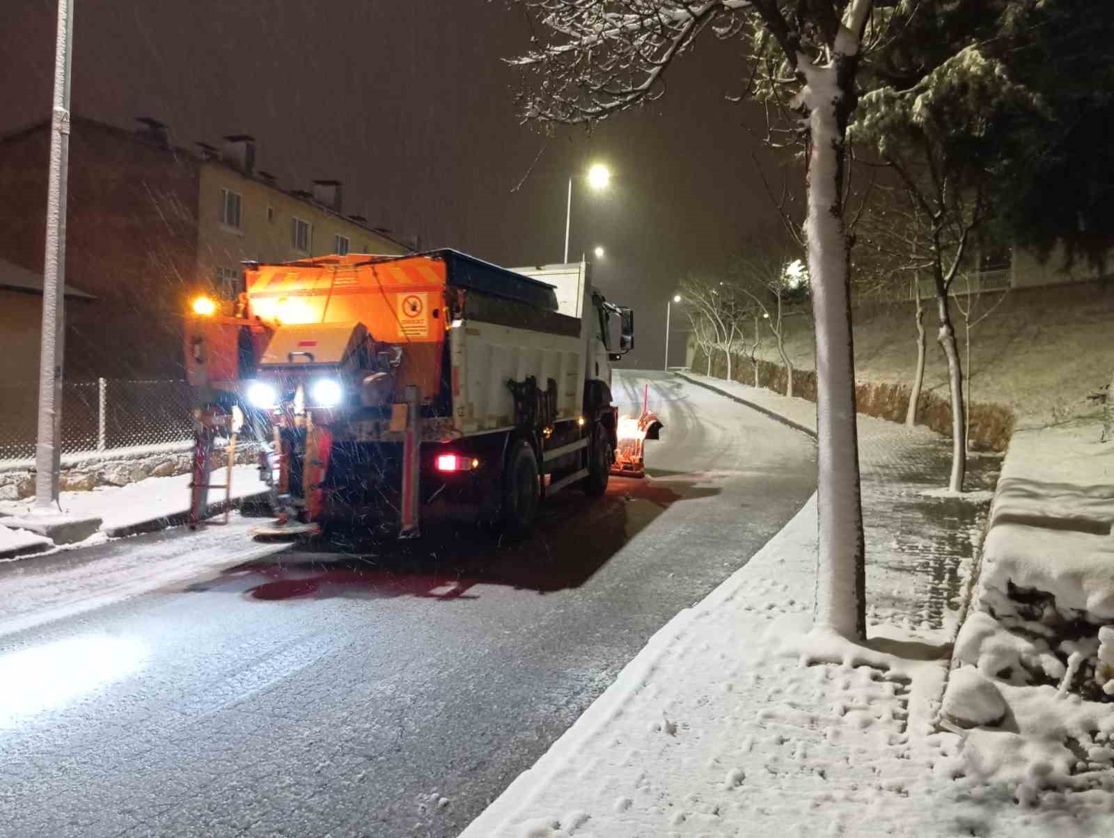 Kar yağışına karşı Tokat Belediyesi&rsquo;nden etkin m&uuml;cadele
