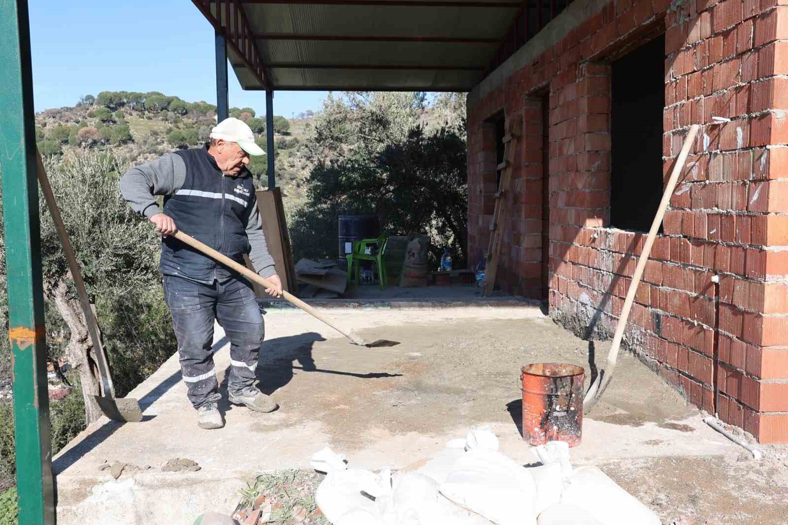 Başkan Arıcı talimat verdi, yangında zarar g&ouml;ren evin tadilatı başladı

