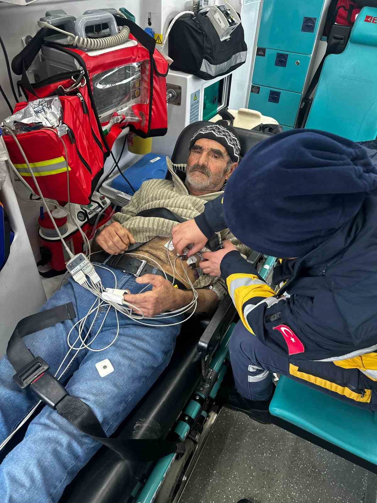 Karla kapanan k&ouml;y yolunda zamanla yarış: Hasta sağlık ekiplerine ulaştırıldı
