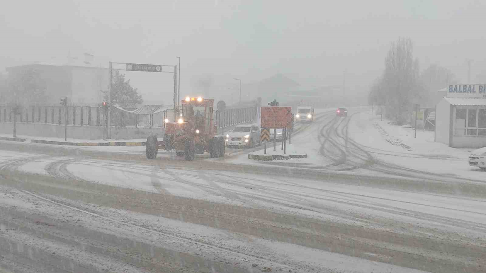 Van’da kar yağışı trafiği olumsuz etkiledi: Maddi hasarlı kazalar meydana geldi