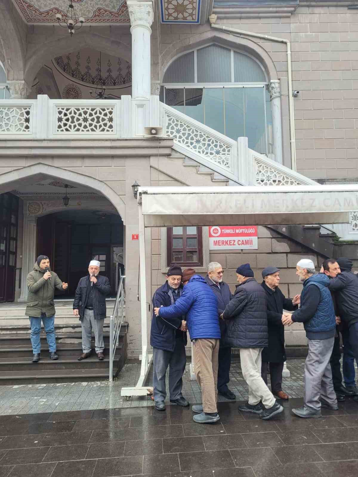 T&uuml;rkeli&rsquo;de umre yolcuları dualarla uğurlandı
