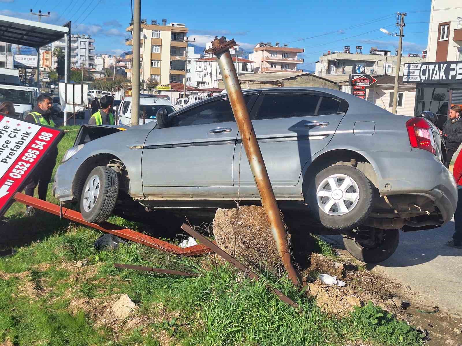 Serik&rsquo;te otomobil ile minib&uuml;s &ccedil;arpıştı: 1 yaralı
