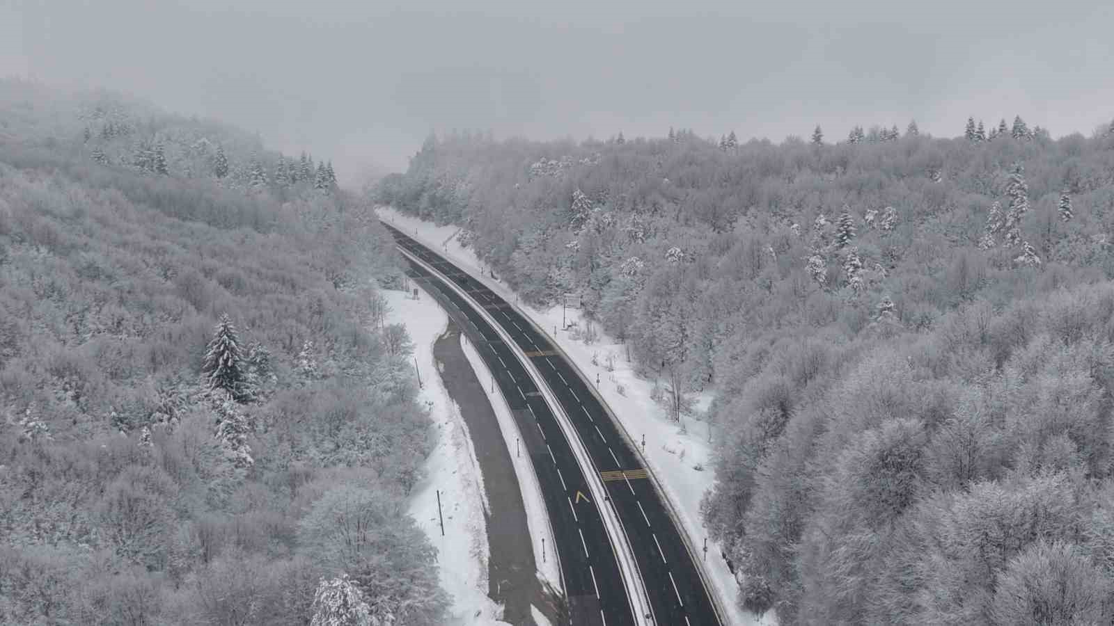 Bolu Dağı&rsquo;nda yollar a&ccedil;ık, kar yağışı ise tipi şeklinde
