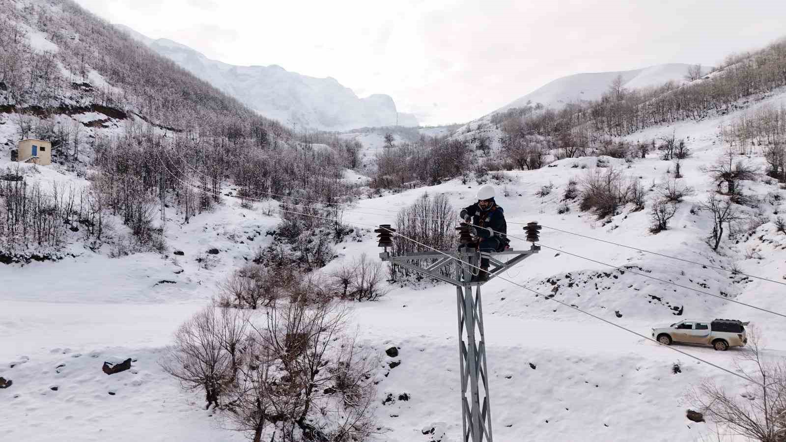 Fırat EDAŞ son yılların en sert kışında Tunceli’de sahada
