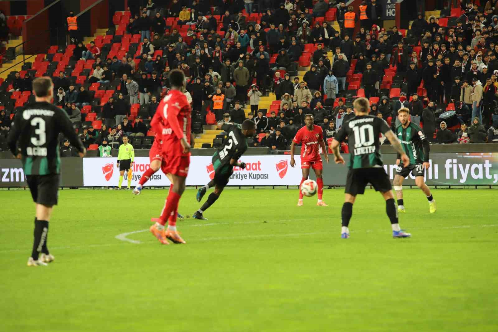 Ziraat T&uuml;rkiye Kupası: Gaziantep FK: 0 - Kocaelispor: 0 (İlk yarı)
