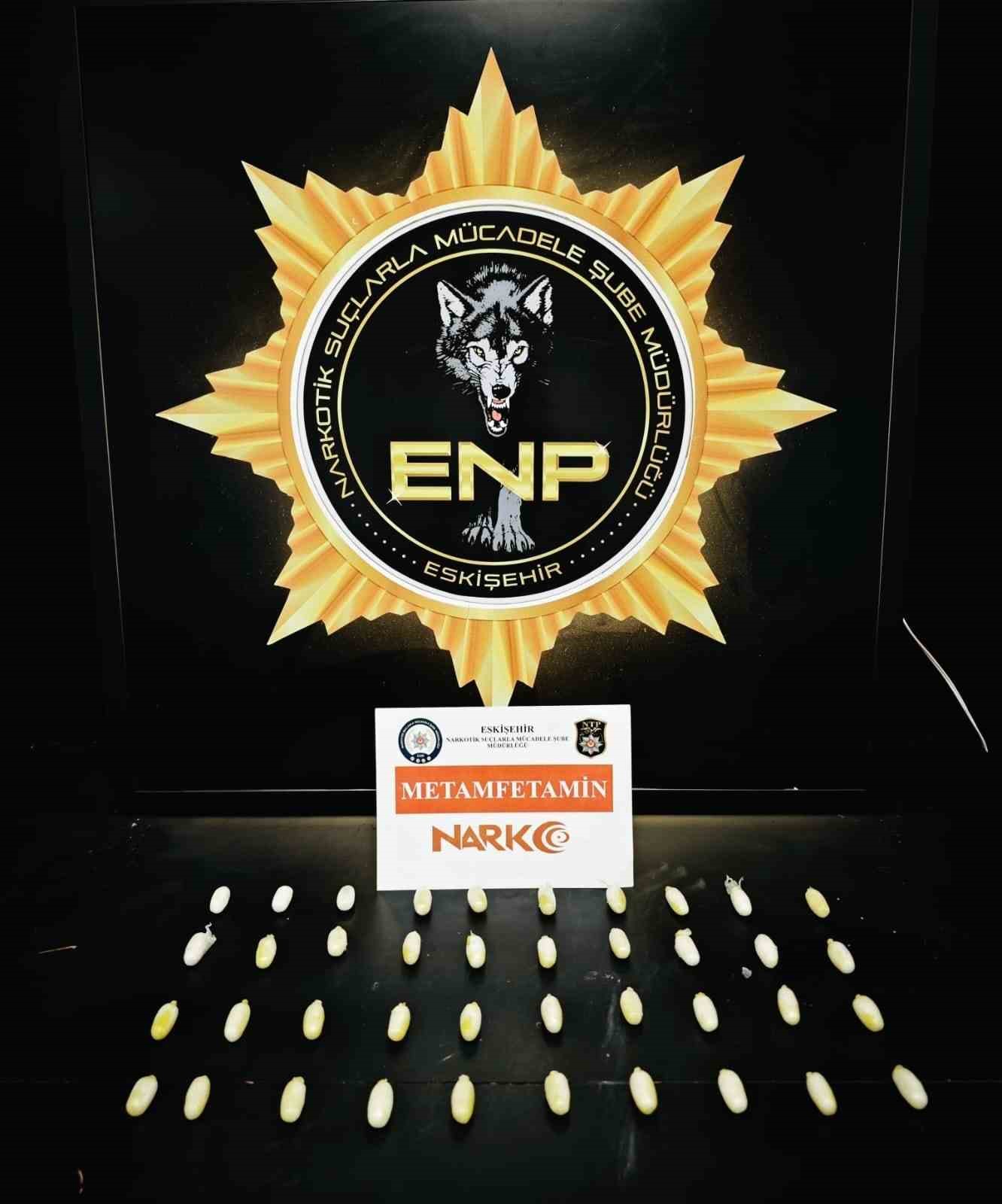 Midesinde taşıdığı uyuşturucu maddeler polisin dikkatinden sayesinde ele ge&ccedil;irildi
