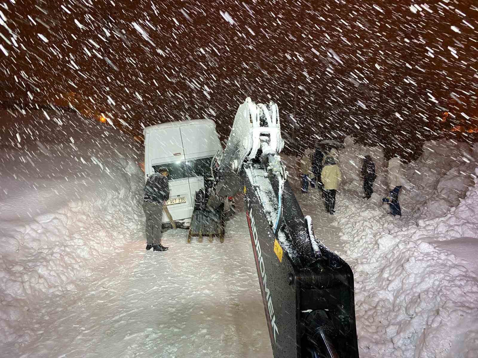 Hakkari&rsquo;de kar ve tipide mahsur kalan minib&uuml;s kurtarıldı

