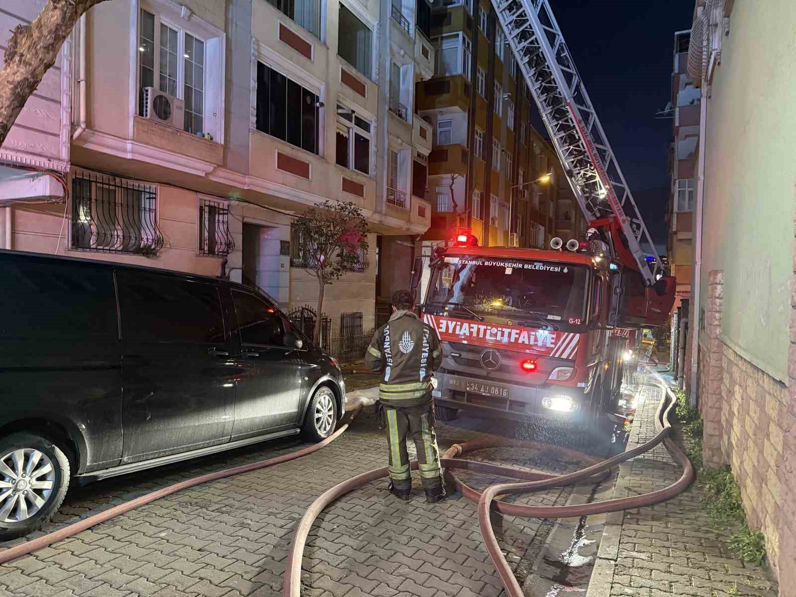 Bahçelievler’de çatı yangınındaki alevler yan binaya sıçradı