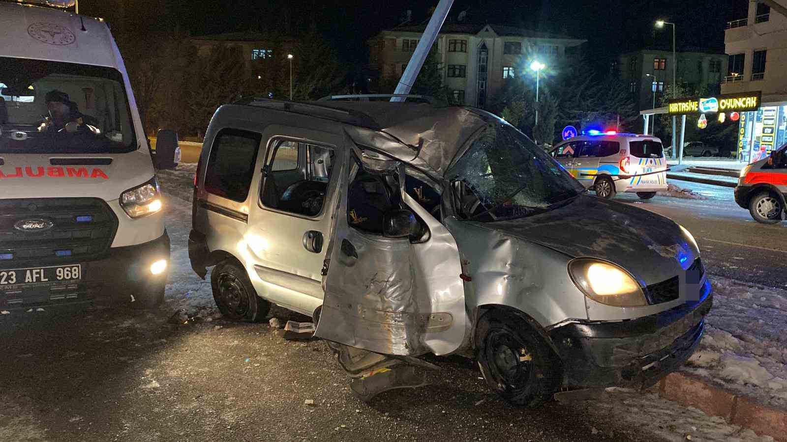 Hafif ticari ara&ccedil; direğe &ccedil;arptı: 1&rsquo;i ağır 4 yaralı
